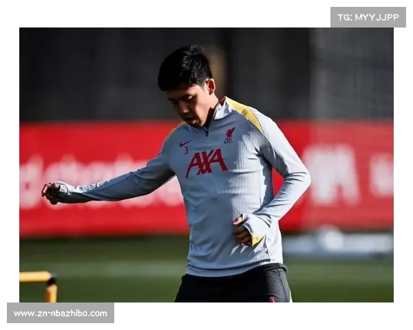 利物浦客串右后卫远藤航扭伤脚踝被担架抬出，球队再添伤兵